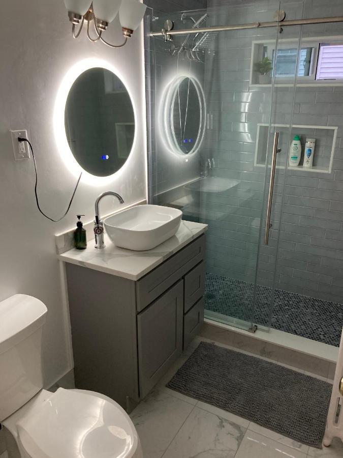 Near Train Station Gorgeous 3-Bedroom Apartment With Patios Бостън Екстериор снимка