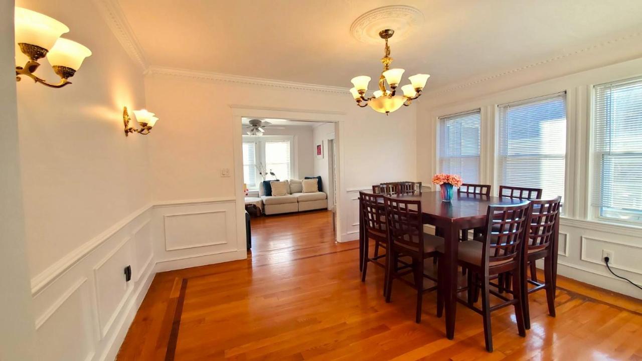 Near Train Station Gorgeous 3-Bedroom Apartment With Patios Бостън Екстериор снимка