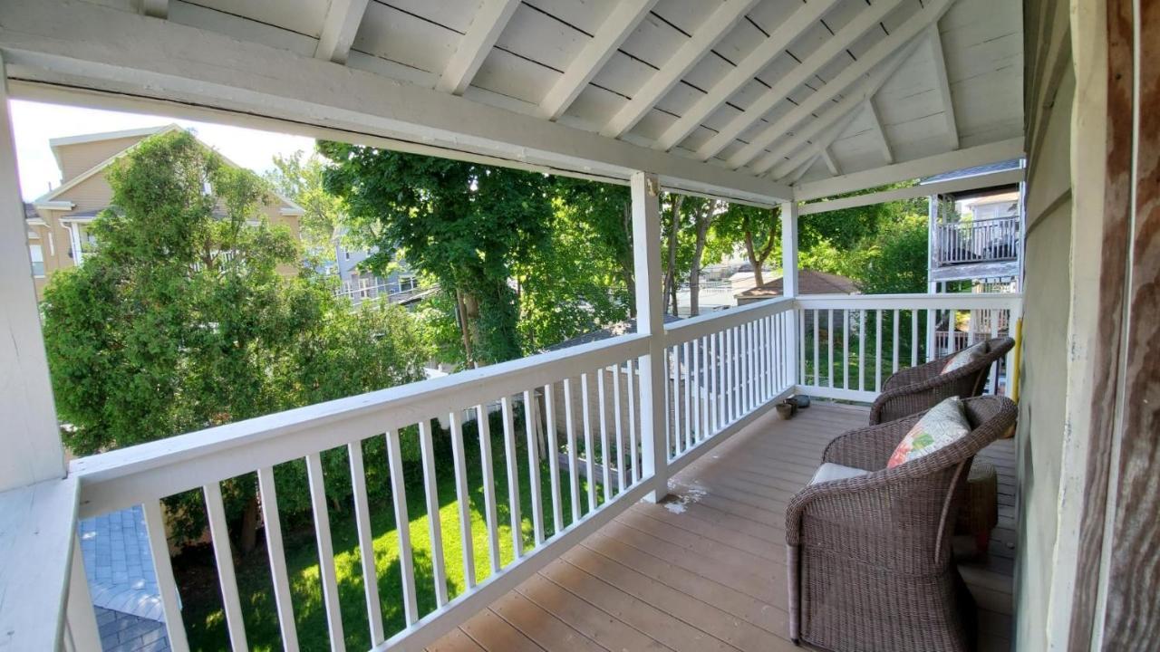 Near Train Station Gorgeous 3-Bedroom Apartment With Patios Бостън Екстериор снимка