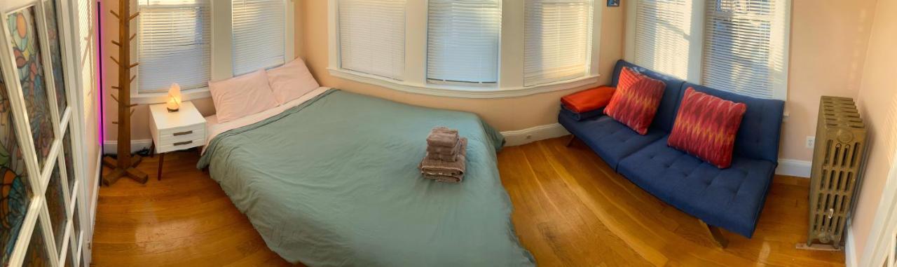 Near Train Station Gorgeous 3-Bedroom Apartment With Patios Бостън Екстериор снимка
