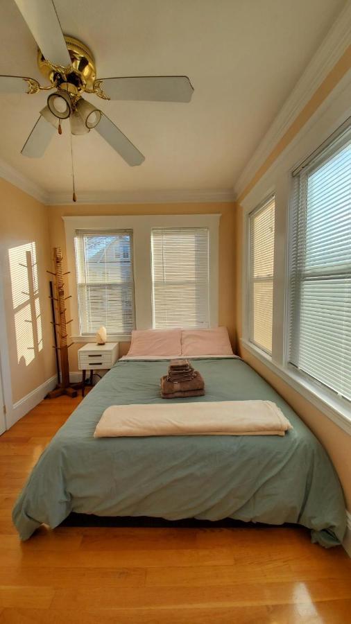 Near Train Station Gorgeous 3-Bedroom Apartment With Patios Бостън Екстериор снимка