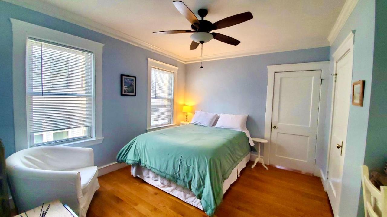 Near Train Station Gorgeous 3-Bedroom Apartment With Patios Бостън Екстериор снимка