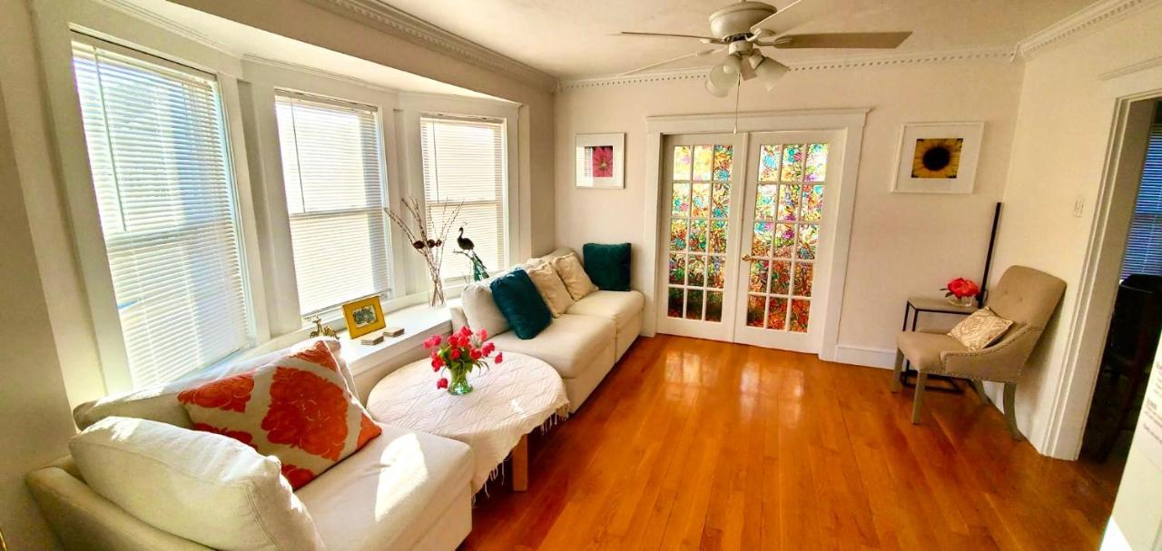 Near Train Station Gorgeous 3-Bedroom Apartment With Patios Бостън Екстериор снимка