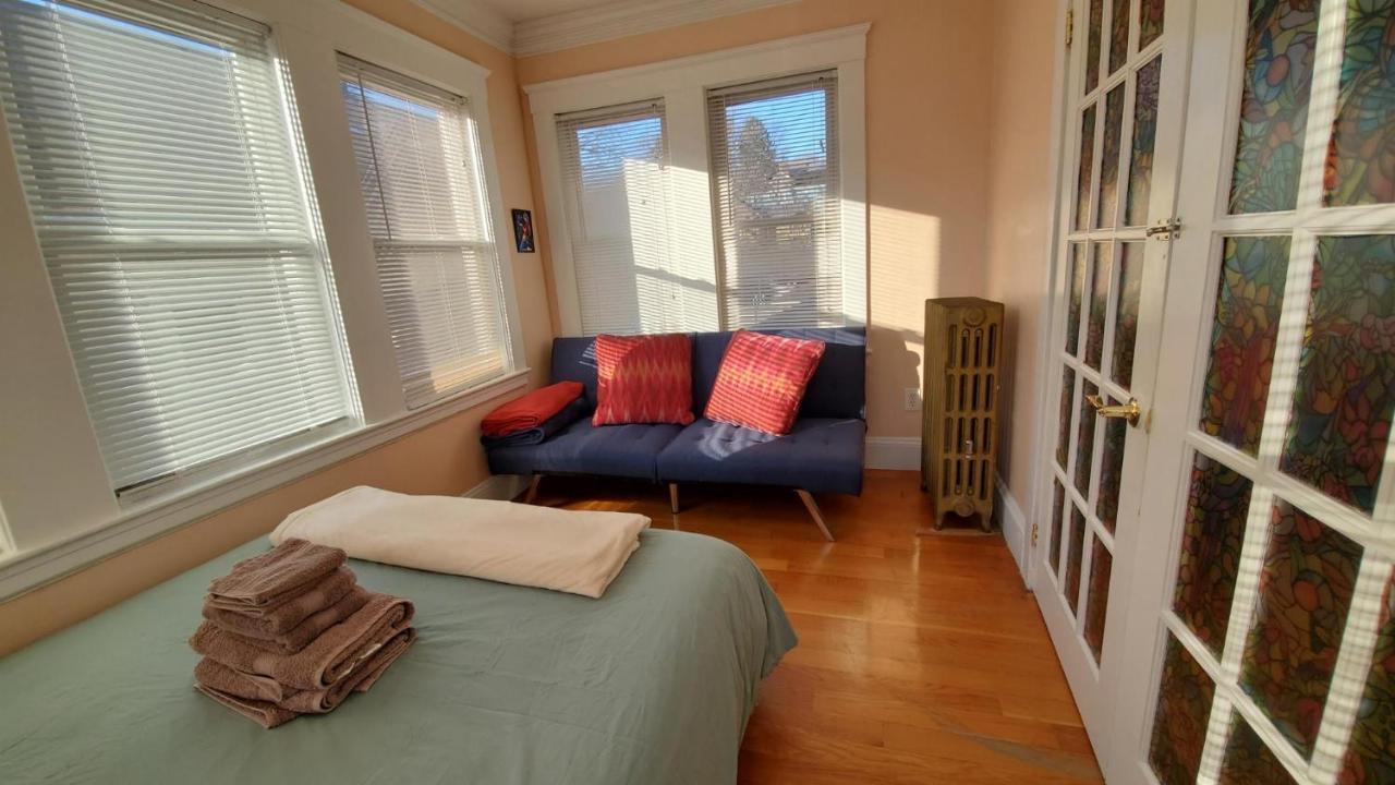 Near Train Station Gorgeous 3-Bedroom Apartment With Patios Бостън Екстериор снимка