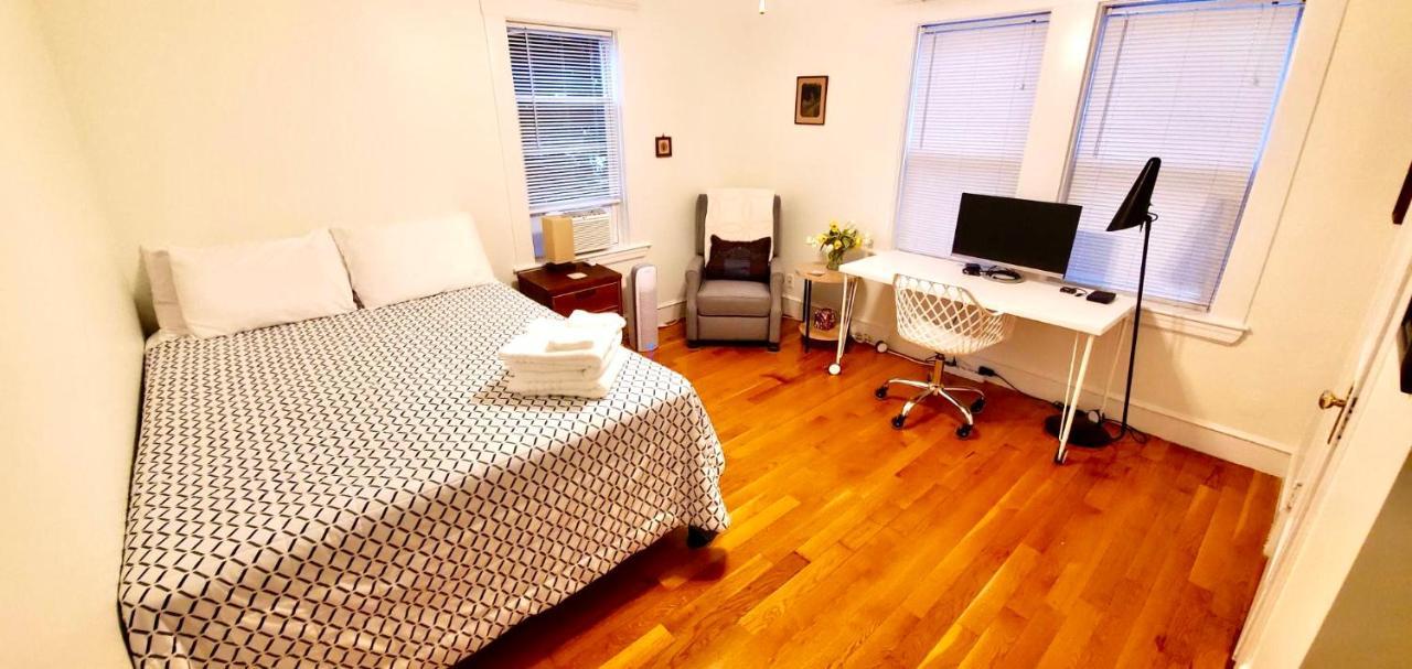 Near Train Station Gorgeous 3-Bedroom Apartment With Patios Бостън Екстериор снимка